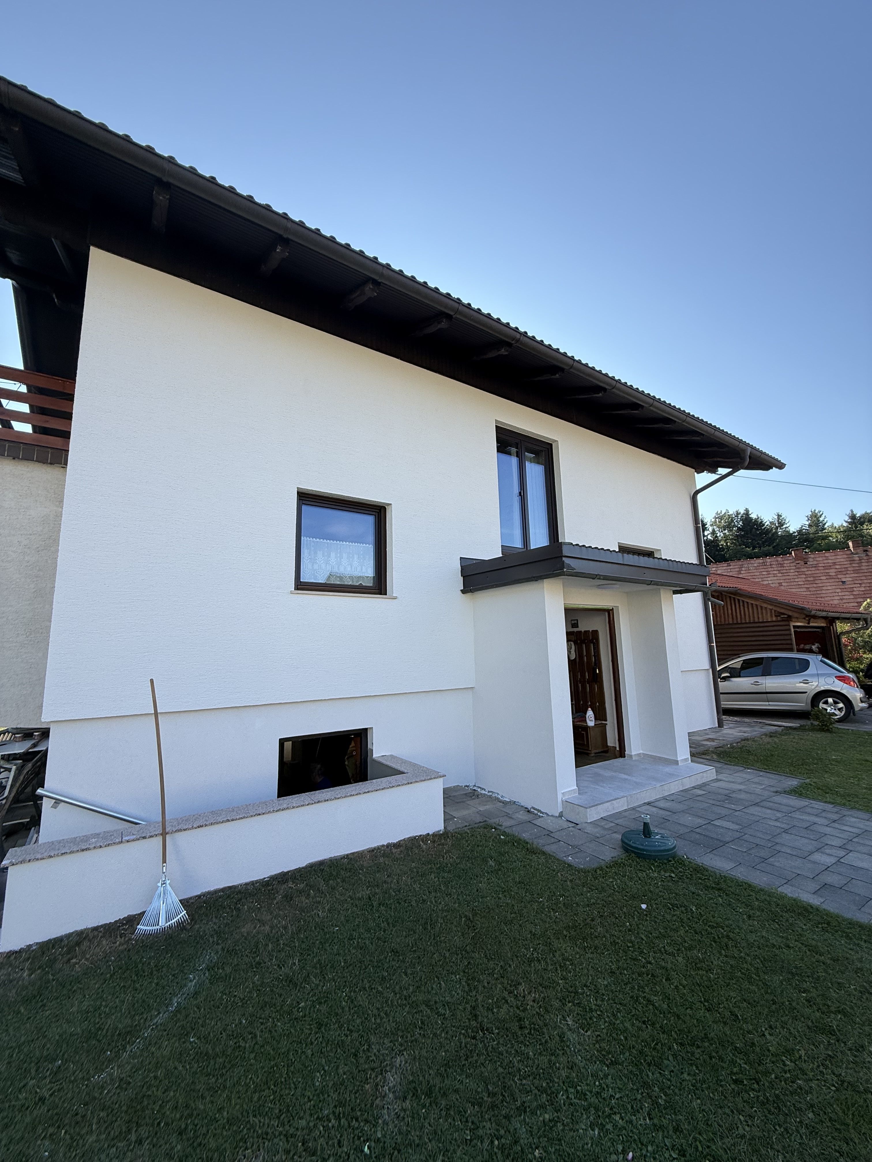 Dokončana fasada družinske hiše v večernem vzdušju